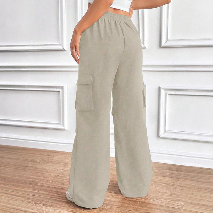 Bequeme Damen High-Waist Cargo-Hose mit praktischen Klappentaschen und Elastikbund. Perfekt für Alltag & Freizeit.