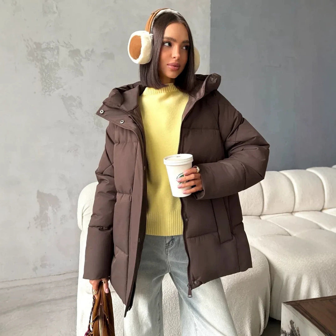 Gemütliche Oversized Damen Winterjacke mit Kapuze, perfekt für kalte Wintertage.