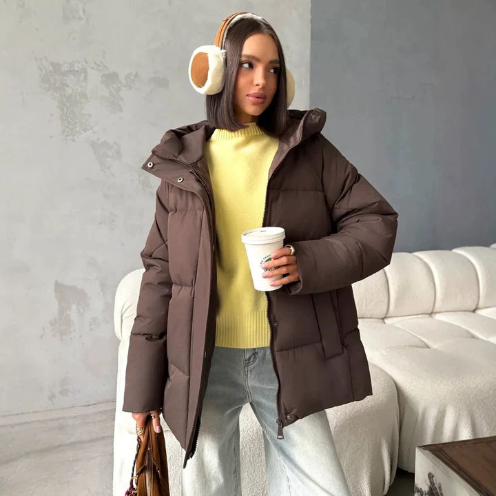 Gemütliche Oversized Damen Winterjacke mit Kapuze, perfekt für kalte Wintertage.