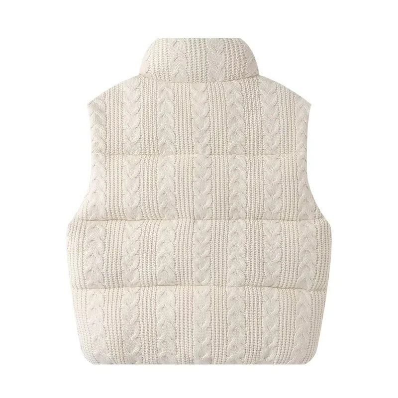 Stilvolle ärmellose Damen Strickweste mit Zopfmuster & Stehkragen. Perfekt als modisches Layering-Oberteil.