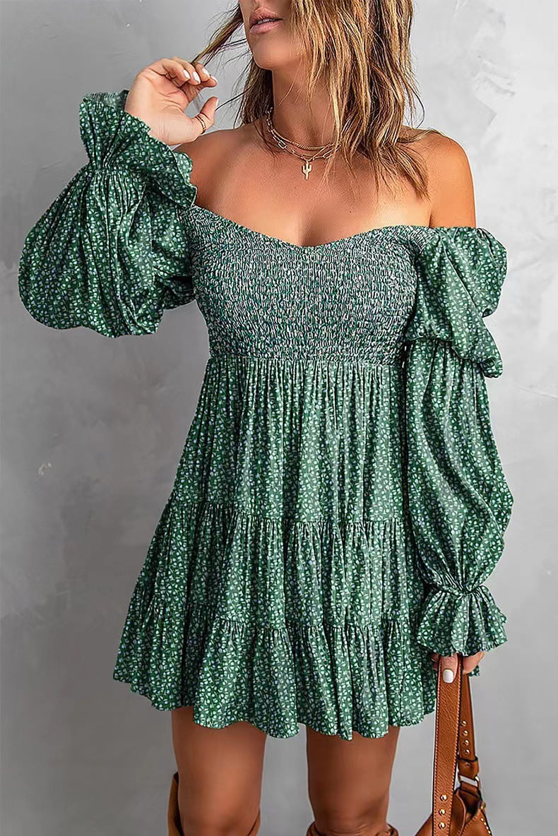 Kurzes Damen Off-Shoulder Sommerkleid mit gerafftem Smok-Mieder und eleganten Volantstufen. Jung & frisch.