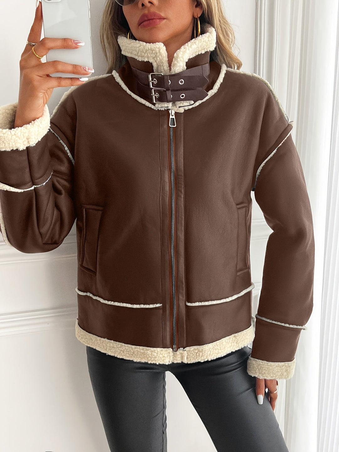 Modische Damen Outwear, warm & stilvoll. Lässige Jacke mit Reißverschluss für Herbst, Winter und elegante Freizeitlooks.
