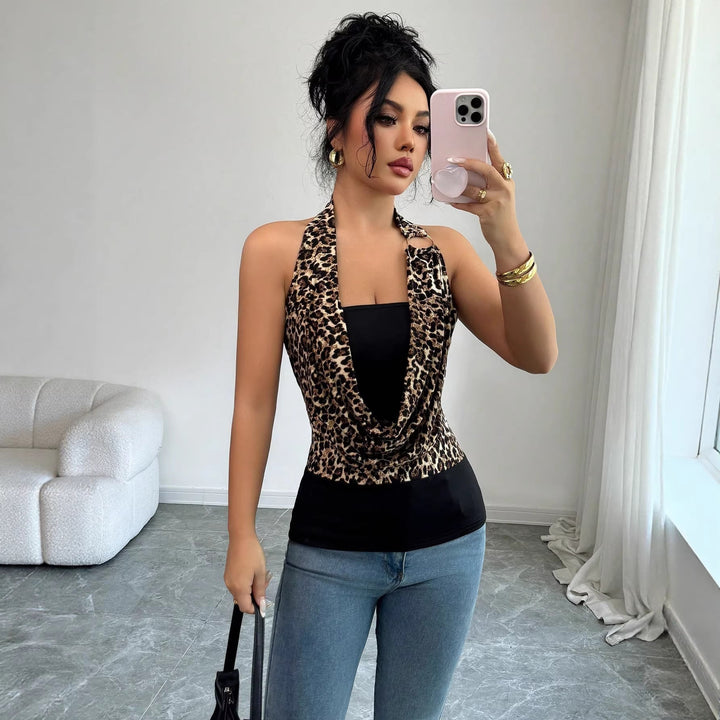 Damen Neckholder-Wickel-Top mit figurbetonter Passform, drapierter Front und elegantem Metallring. Perfekt für Abendmode.