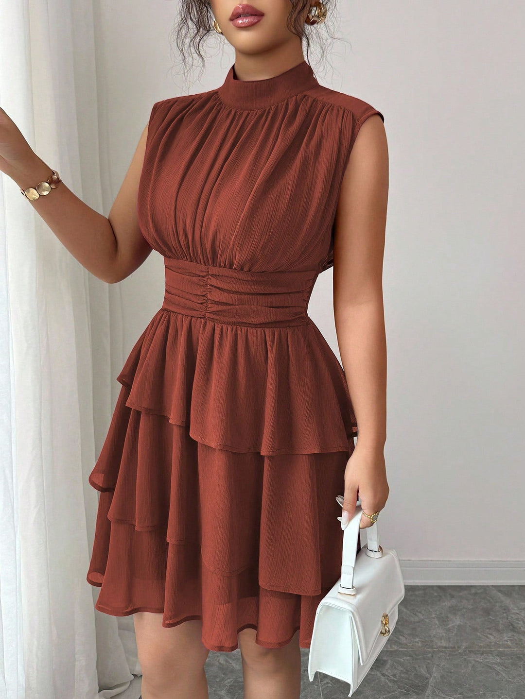 Elegantes Damenkleid ärmellos, mit Stehkragen und Stufenrock; ideal für Hochzeitsgast oder Abend.