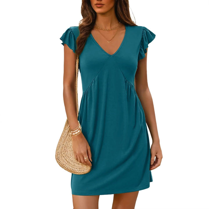 Feminines Strandkleid in Olivgrün, knielang, mit V-Ausschnitt und Volantärmeln für entspannte Sommertage.