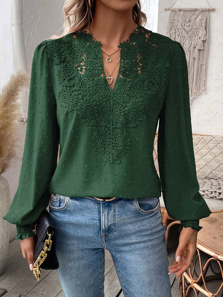 Vielseitige Damen Spitzenbluse, V-Ausschnitt, Schweizer Punkt, Langarm. Für elegante und lässige Looks.