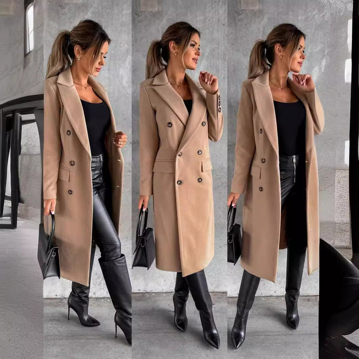 Khakifarbener eleganter Damen Herbstmantel, Doppelreiher, tailliert, mit Reverskragen.