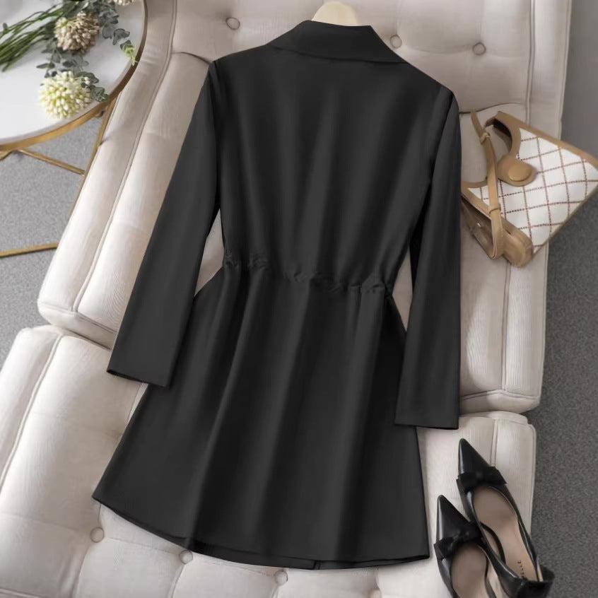 Schicker Damen Kurzblazer in Taillenlänge, perfekt für einen eleganten Business-Look oder stilvolle Freizeit-Outfits.