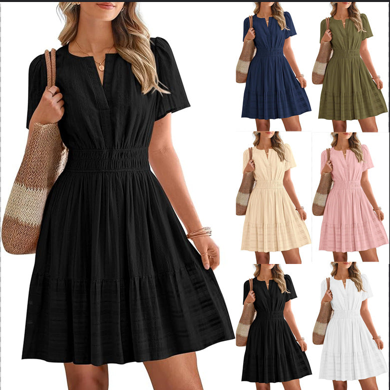 Damen Midi Stufenkleid mit V-Ausschnitt, Smokbund und praktischen Taschen.