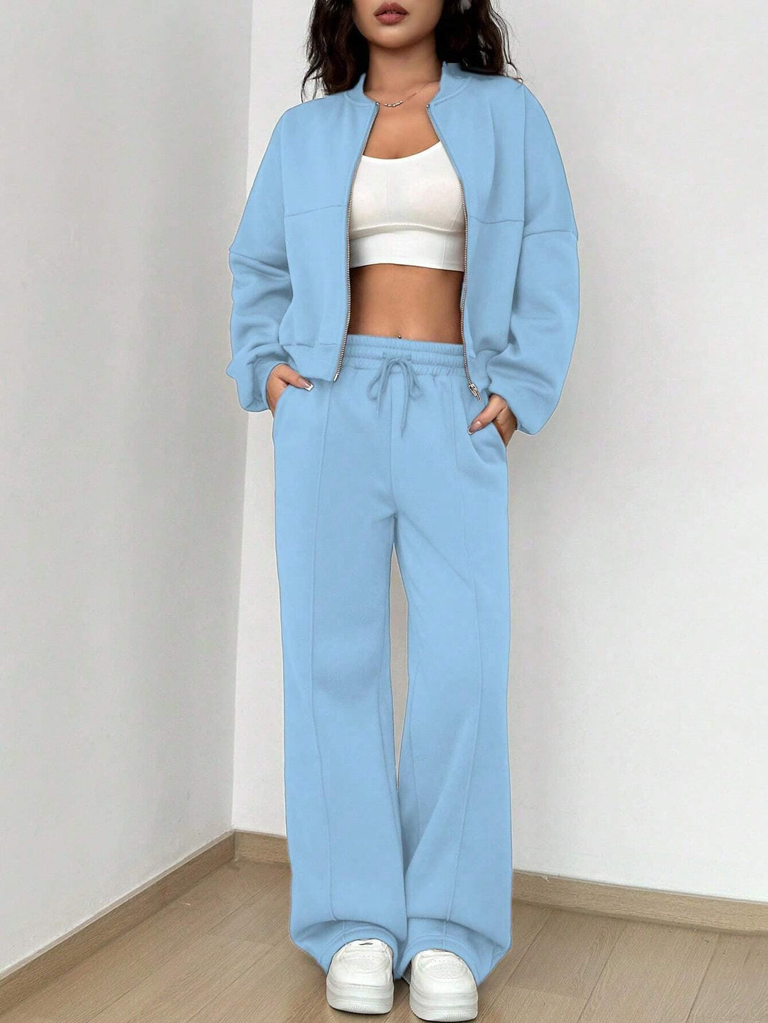 Modernes Damen Loungewear-Set mit kurzem Bomber & weiter Jogginghose. Stilvolle High-Waist Freizeitkleidung.