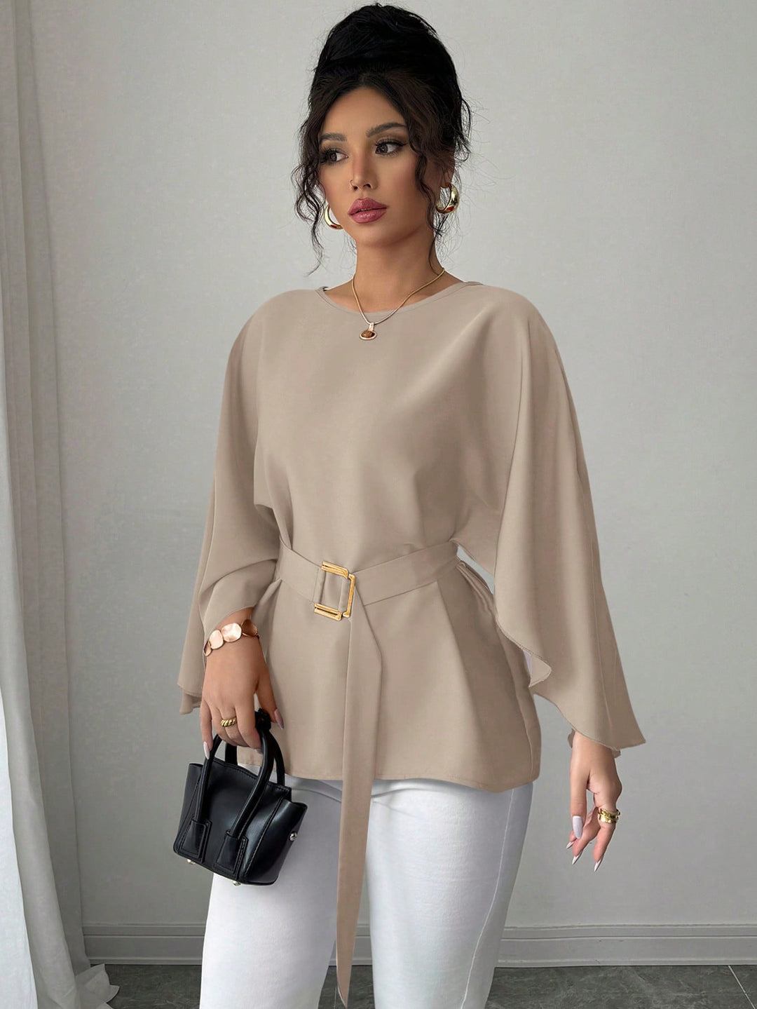 Vielseitige Abendmode Tunika für Damen mit stilvollen Cape-Ärmeln und figurbetontem Taillengürtel.