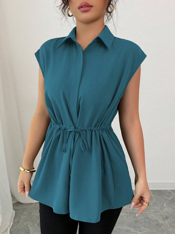 Ganzkörperansicht: Ärmellose Damen Hemdblusen-Tunika mit Kordelzug, elegantes, langes Design für den Sommer.