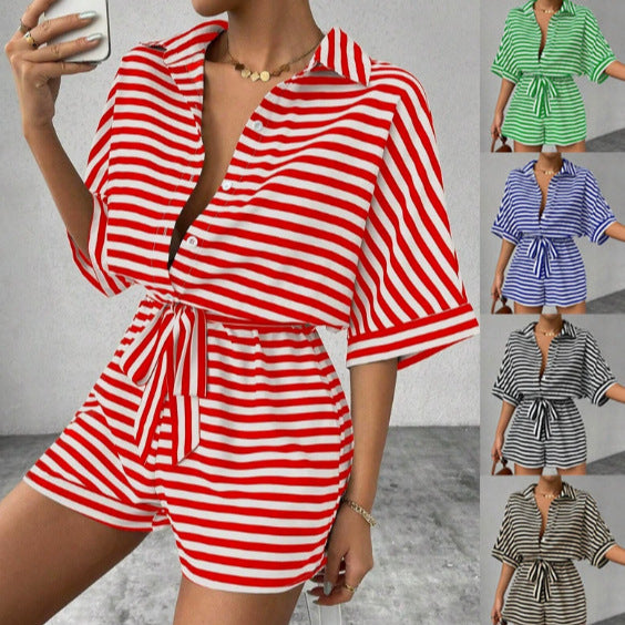 Eleganter gestreifter Damen Kurzoverall mit Hemdblusenkragen und Bindegürtel für Sommer und Freizeit.