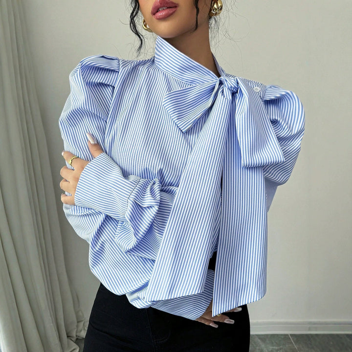 Stilvolle Stehkragenbluse für Damen mit elegantem Schleifenband und modischen Ballonärmeln. Vielseitig kombinierbar.