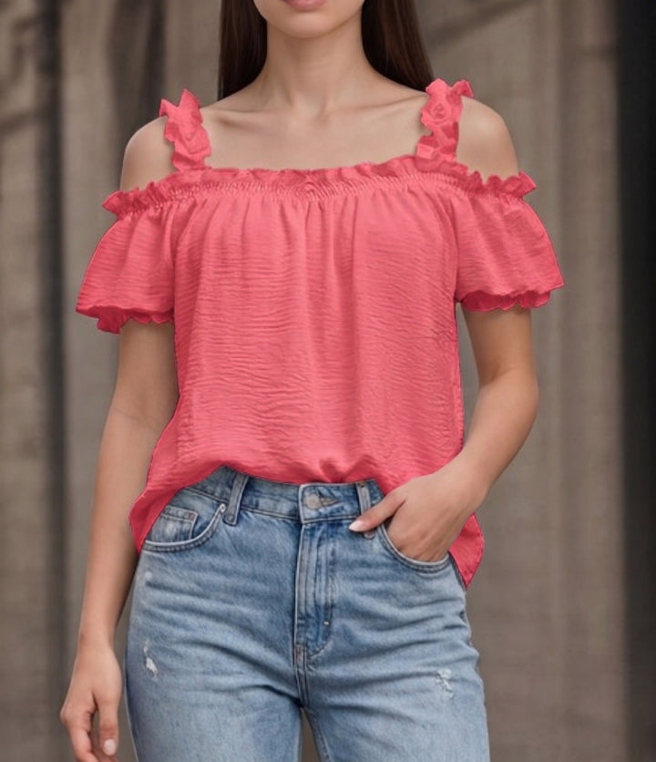 Casual schulterfreies Damen Sommertop mit Volant-Details und gesmoktem Bandeau für Ihr Strand Outfit.