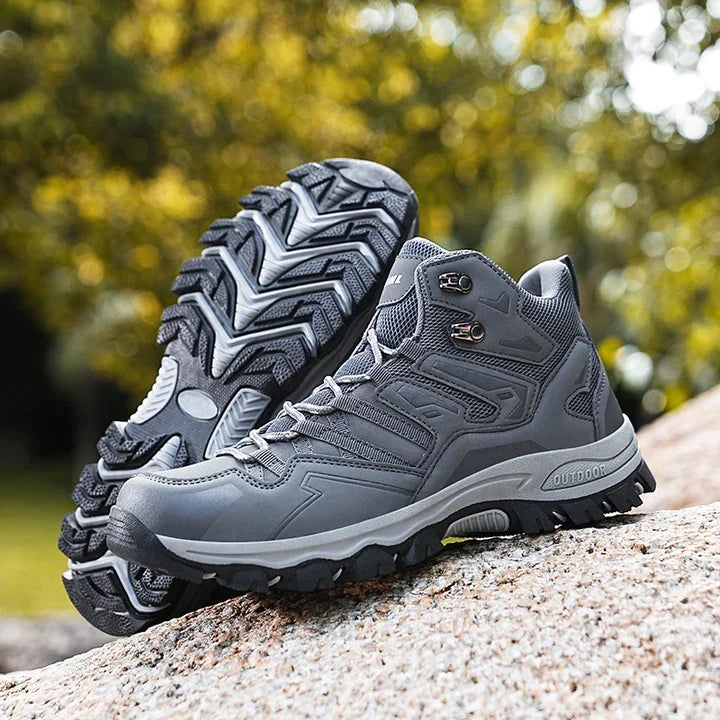 Schwarze Damen Trekkingstiefel, rutschfest & wasserabweisend, für jedes Wetter & Terrain geeignet.