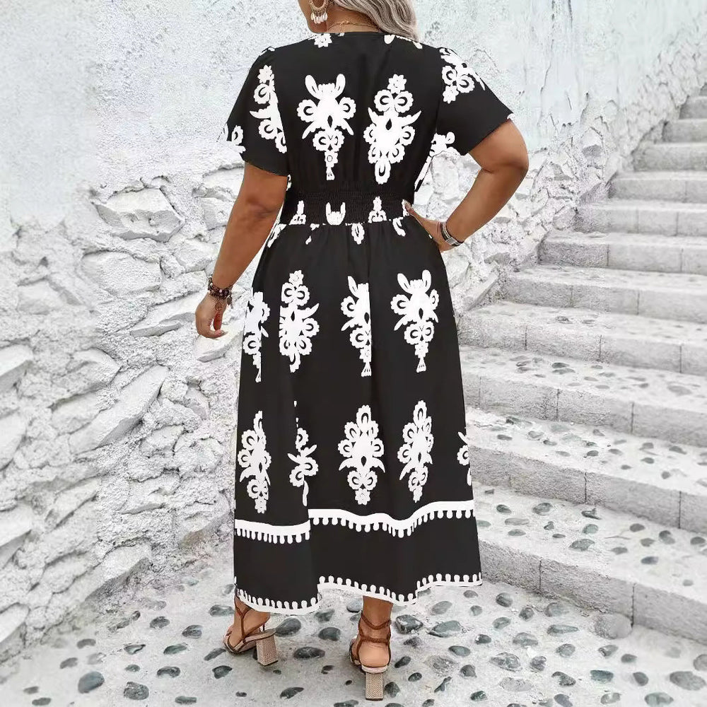 Schickes Wickelkleid für Damen, Midilänge, mit Bordürenprint & taillierter Passform. Ideal als Freizeitkleid.