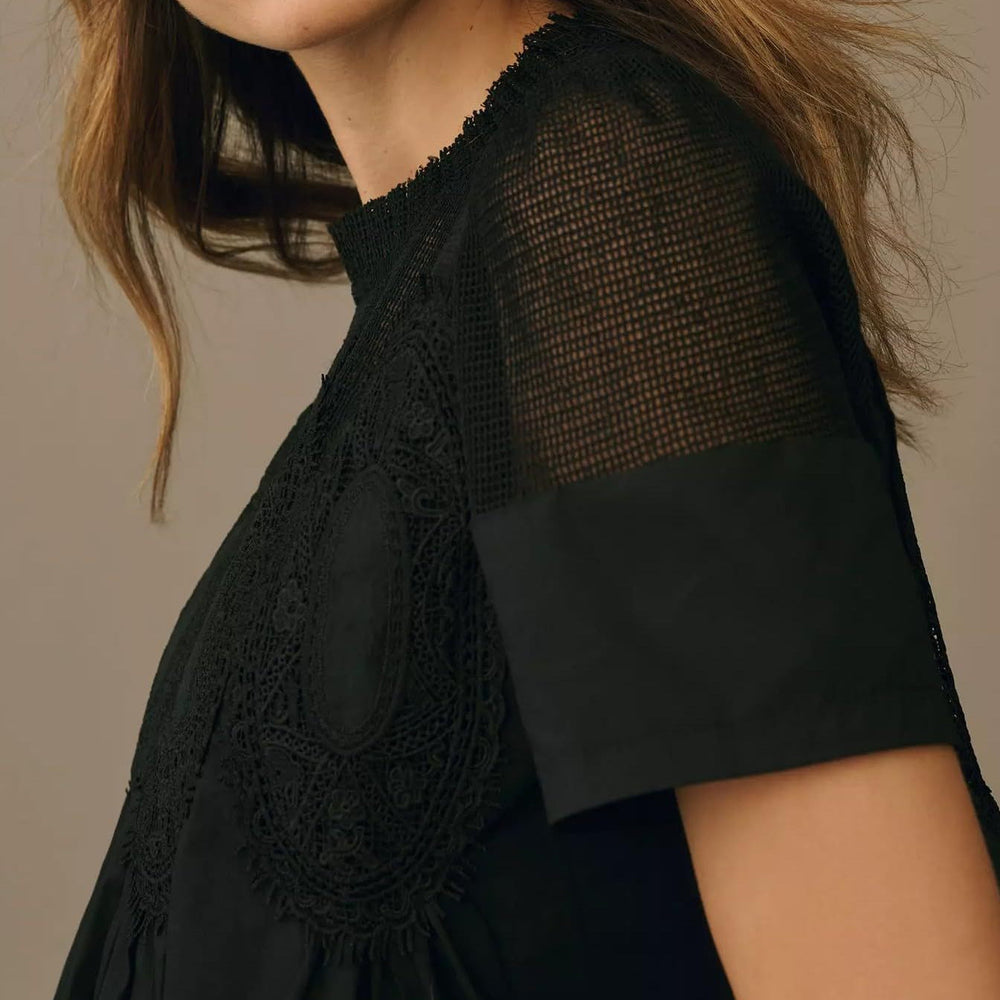 Elegante Damen Spitzenbluse im A-Linien-Schnitt mit Stehkragen und modischem Netzeinsatz für den Sommer.