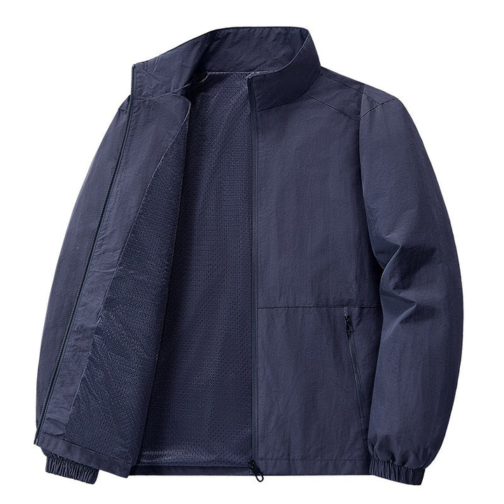 Atmungsaktive Herren Frühjahrsjacke, leicht, mit schmalem Kragen. Ideal für aktive Männer im Alltag.