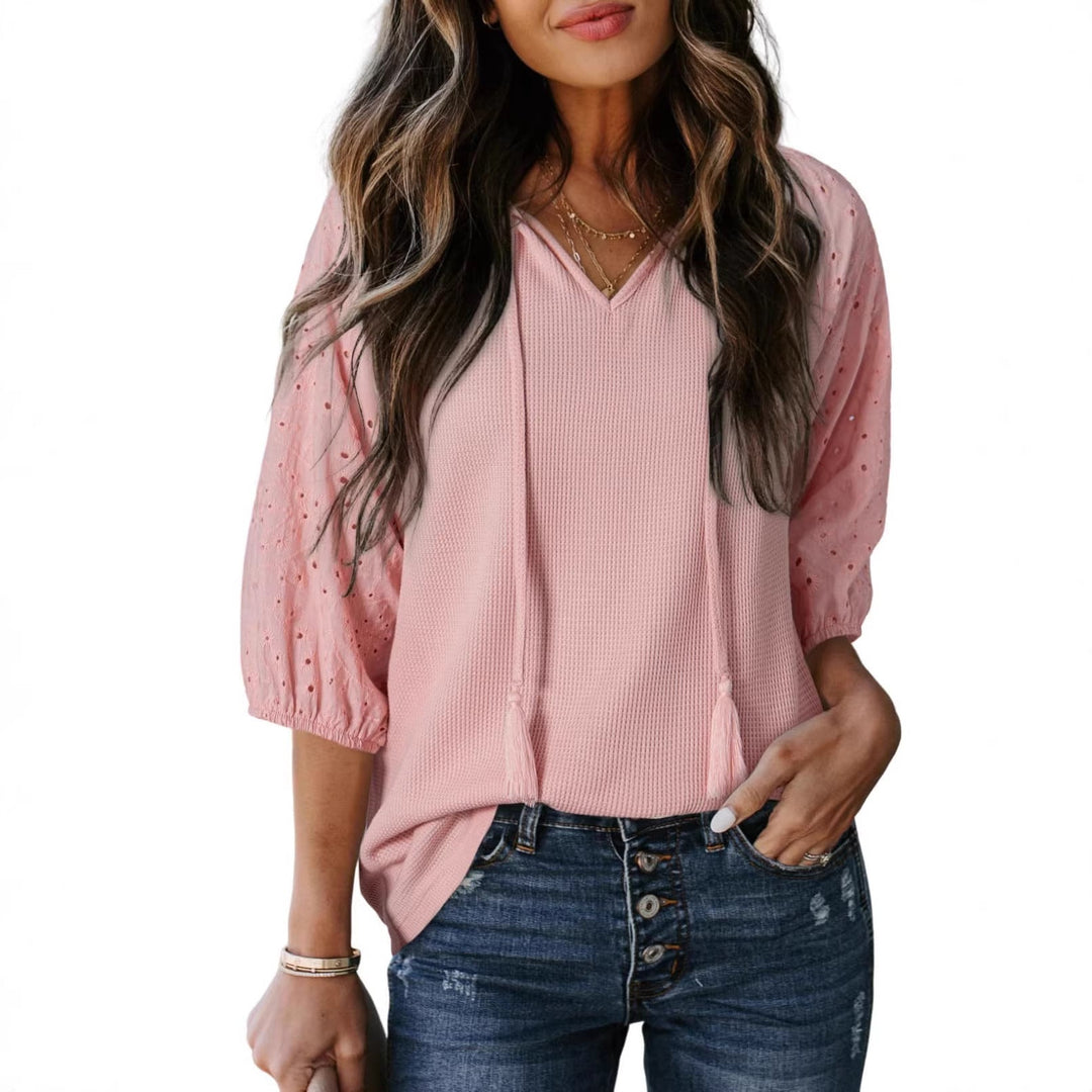 Stylisches Damen Waffelshirt, V-Ausschnitt & Ärmel mit filigraner Stickerei & Quasten; frühlingshafter Look.