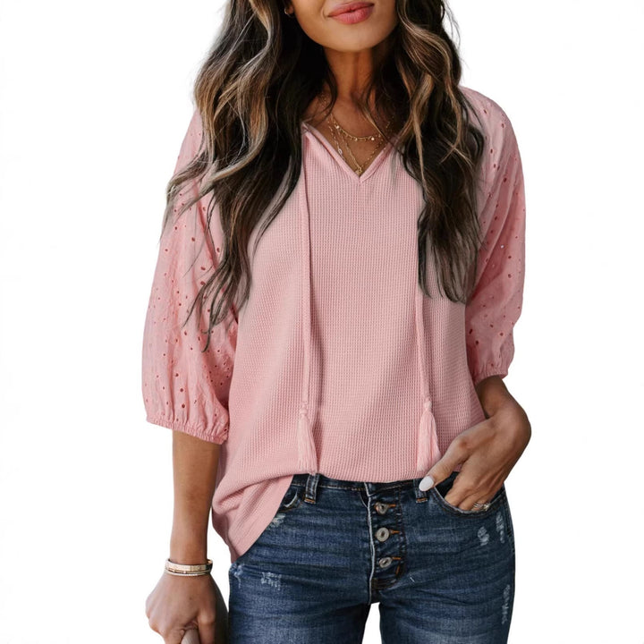 Stylisches Damen Waffelshirt, V-Ausschnitt & Ärmel mit filigraner Stickerei & Quasten; frühlingshafter Look.
