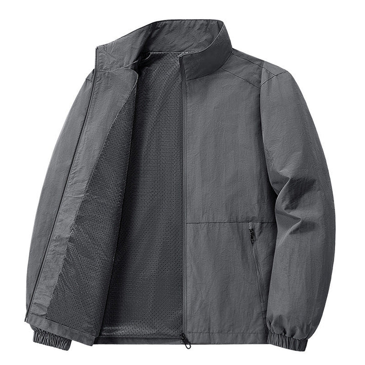 Stylische Herren Freizeitjacke für den Übergang. Leichte Herrenmode mit schmalem Kragen.