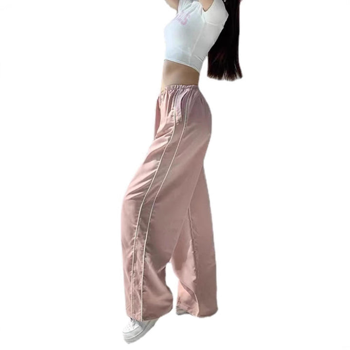 Model trägt stilvolle Damen Sommerhose mit weitem Bein und Elastikbund, modern und bequem.