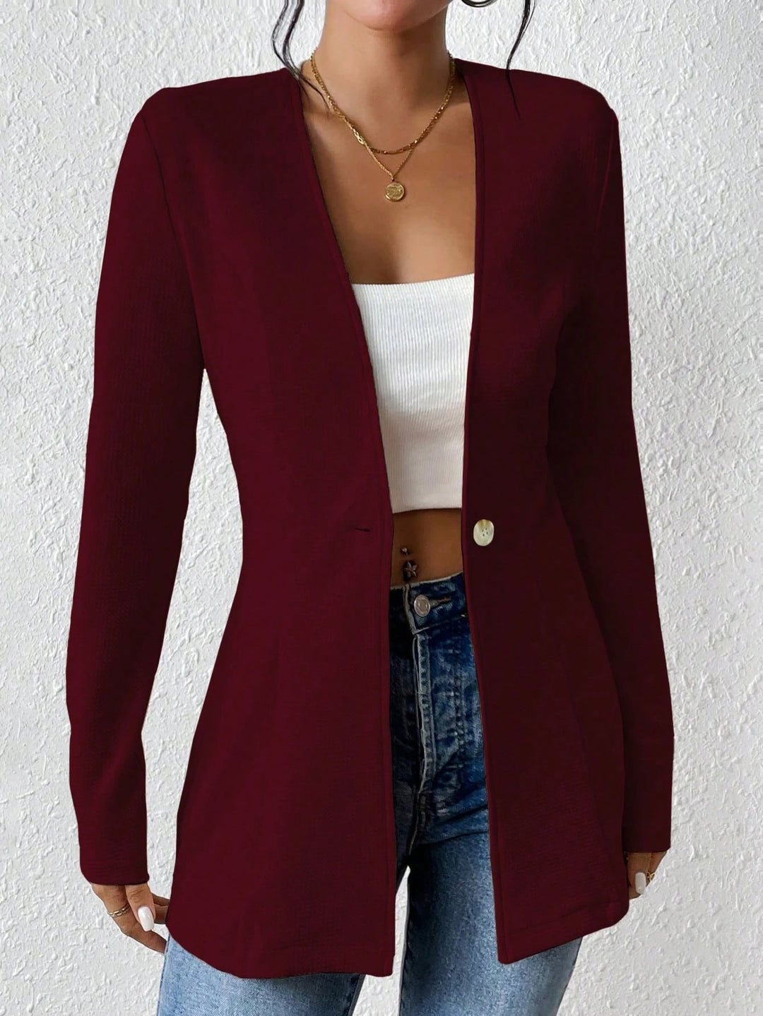 Modischer Damen Longblazer, tailliert, mit glattem Stoff für einen gepflegten Look.