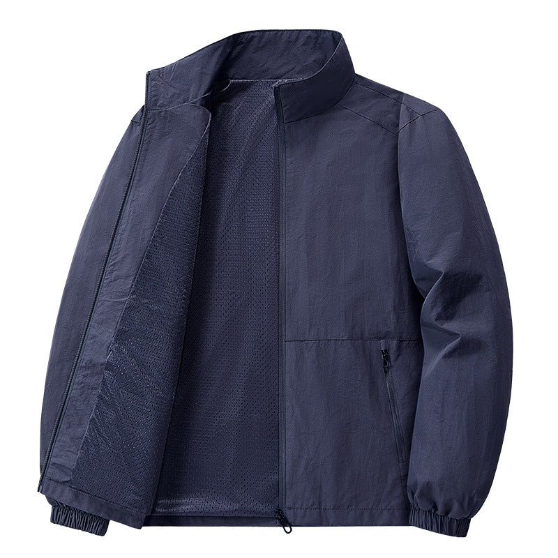 Moderne Herren Outdoorjacke, leicht, schmaler Kragen. Für sportliche Freizeit & Alltag geeignet.