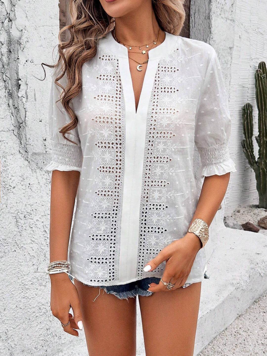 Lässige Boho-Tunika für Damen mit luftiger Broderie Anglaise, V-Ausschnitt & 3/4-Ärmeln. Perfekt für heiße Tage.