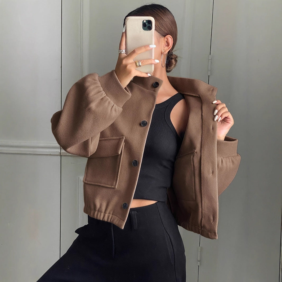 Damen Kurzjacke in Braun mit elegantem Stehkragen. Trendige Mode für Frühling & Herbst, passt zu Business & Freizeit.