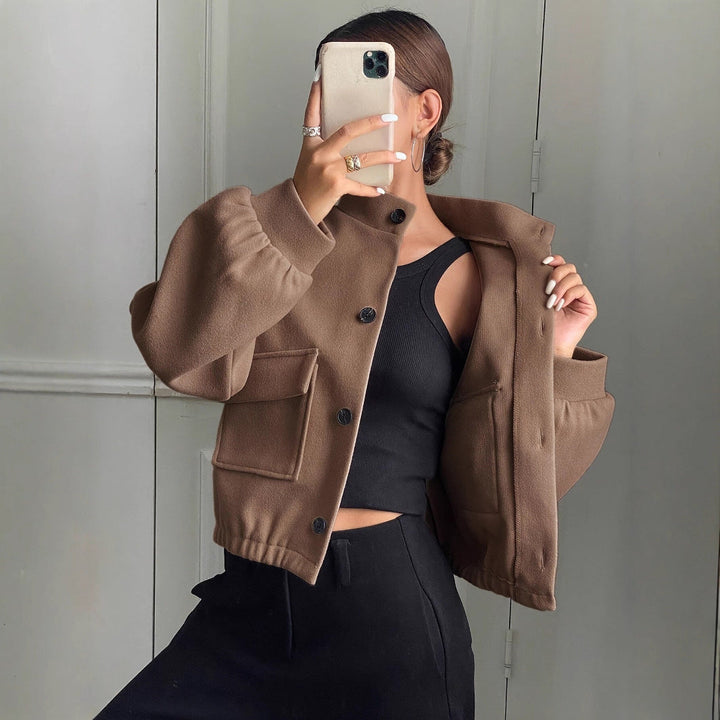 Damen Kurzjacke in Braun mit elegantem Stehkragen. Trendige Mode für Frühling & Herbst, passt zu Business & Freizeit.