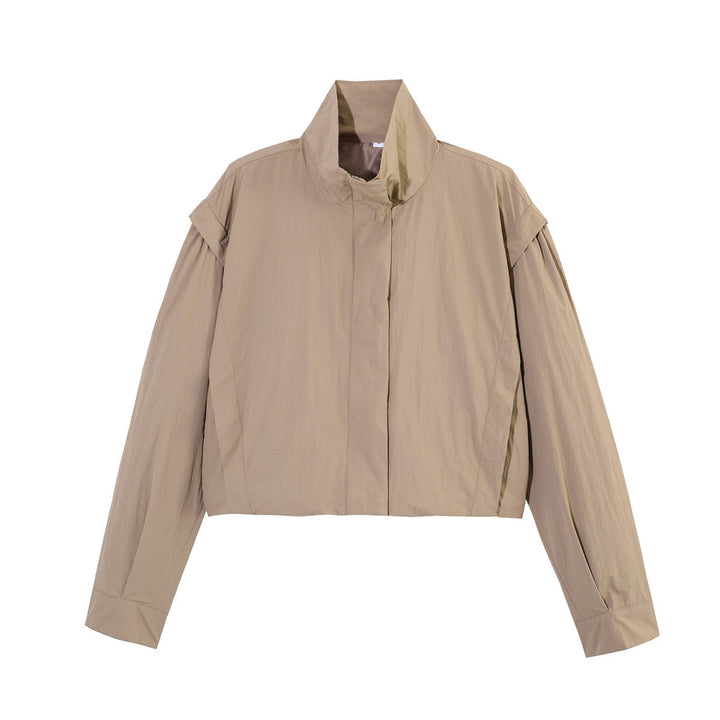 Graue, cropped Damenjacke, luftig und modern. Ideale leichte Übergangsjacke für stilvolle Herbst-Outfits.