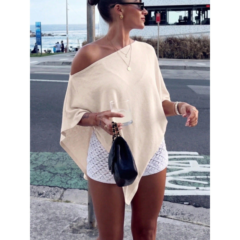 Leichtes, asymmetrisches Poncho-Sommertop für Damen. Lockerer Schnitt, perfekt für lässige Eleganz.