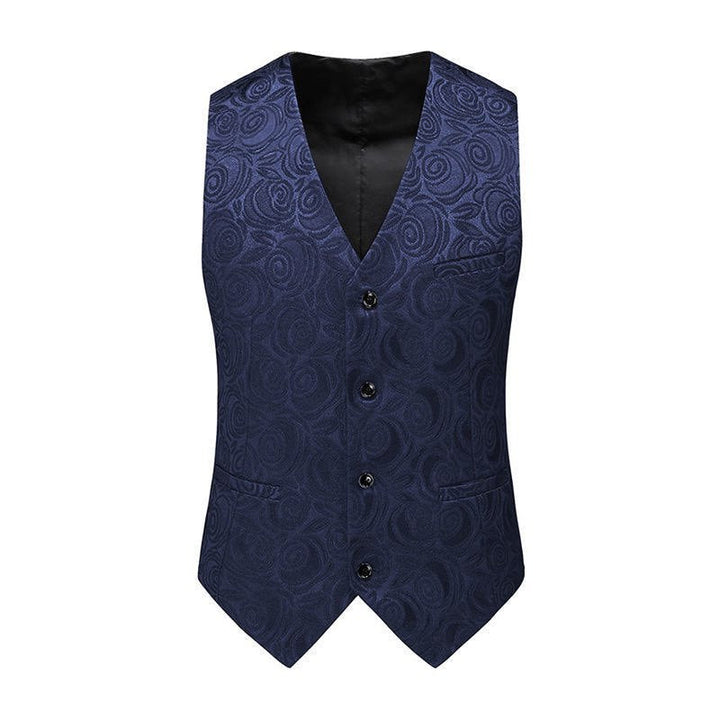Mann trägt stilvolle schwarze Jacquardweste, elegant kombiniert für einen festlichen Abendlook.