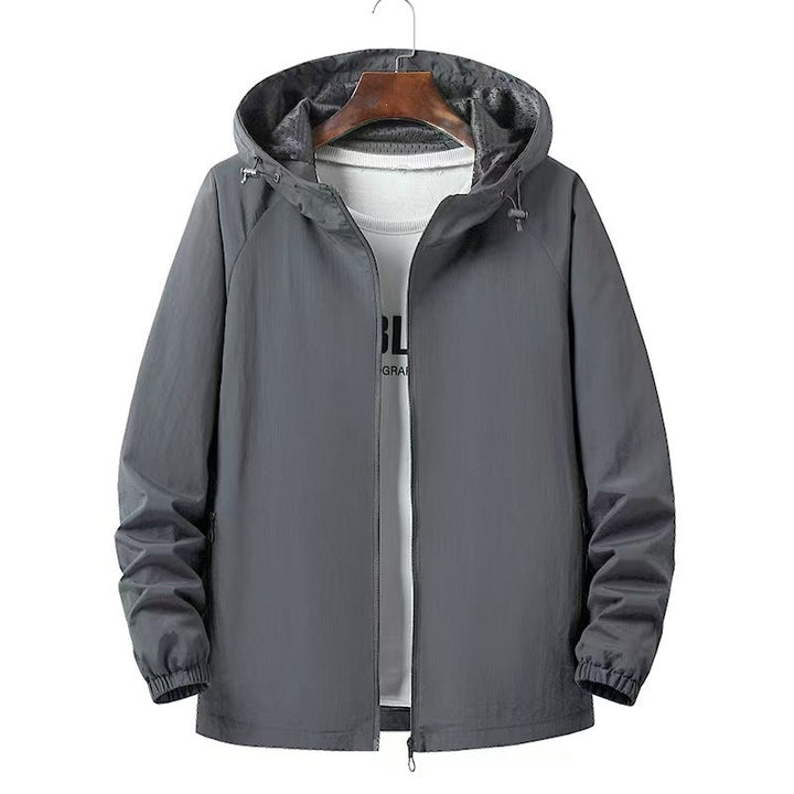 Funktionale Herren Regenjacke mit Kapuze in Gelb, winddicht & atmungsaktiv, optimal für Outdoor.
