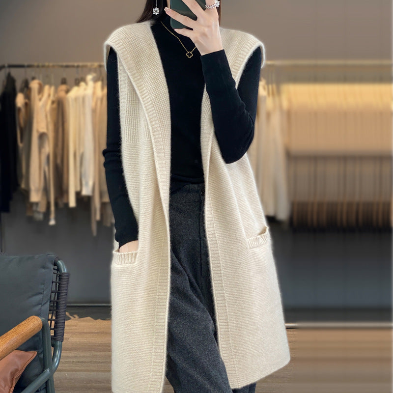 Gemütliche Damen Strickweste mit Kapuze. Weiche Strickjacke für Frauen in Khaki mit praktischen Taschen.