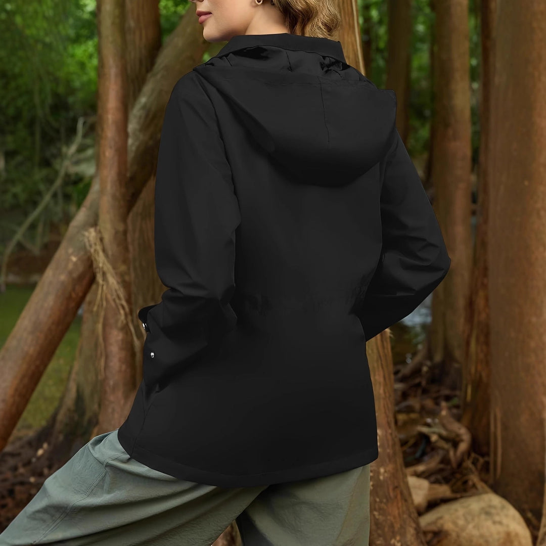 Stilvolle, wasserabweisende Damen Übergangsjacke mit Kapuze, perfekt für urbanen Alltag & Outdoor-Abenteuer.