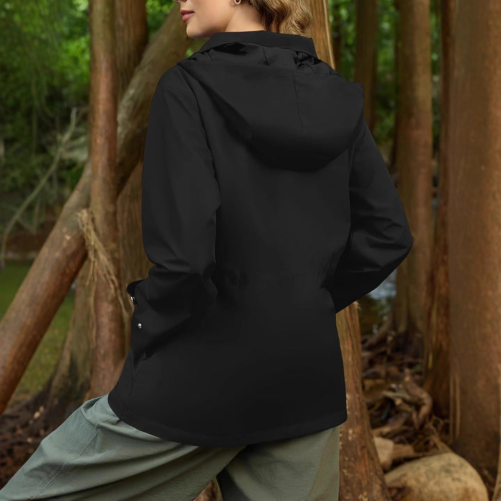 Stilvolle, wasserabweisende Damen Übergangsjacke mit Kapuze, perfekt für urbanen Alltag & Outdoor-Abenteuer.