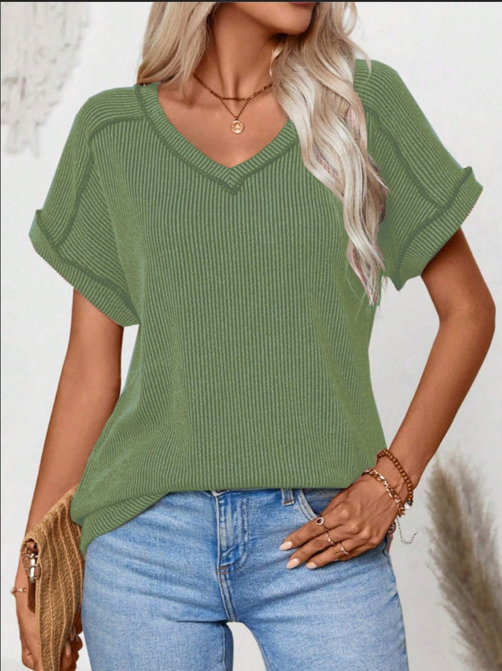 Schickes Damen Rippstricktop, Kurzarm, mit V-Ausschnitt. Ein vielseitiges Basic für Frühling & Sommer.