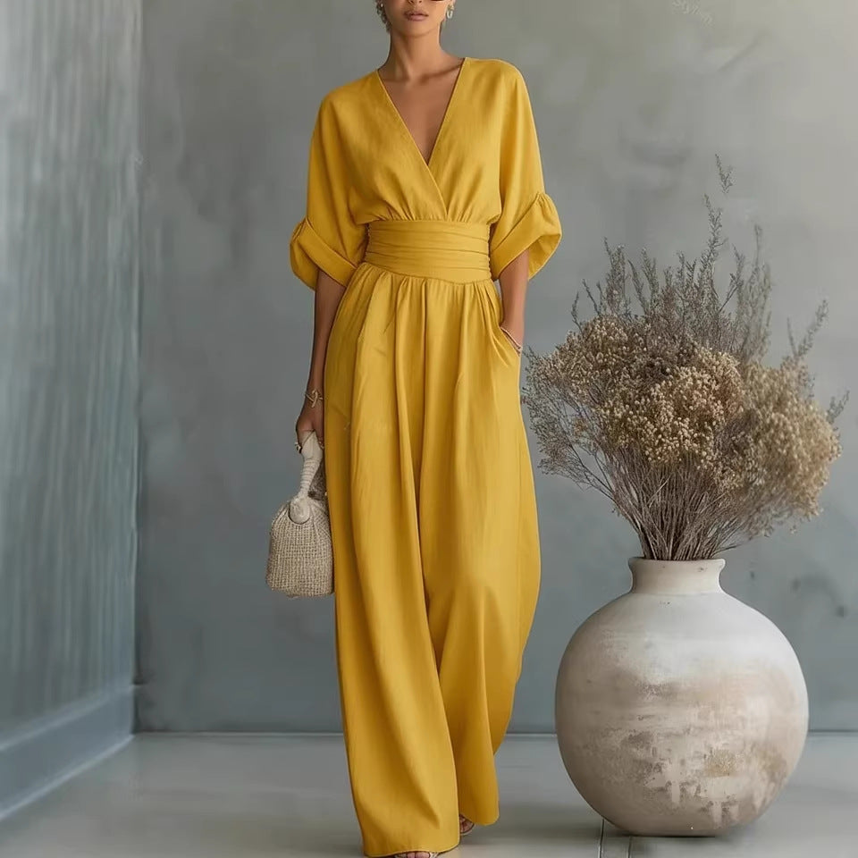 Moderner Damen Jumpsuit mit V-Ausschnitt & fließendem weitem Bein. Femininer Stil für Komfort & Eleganz.