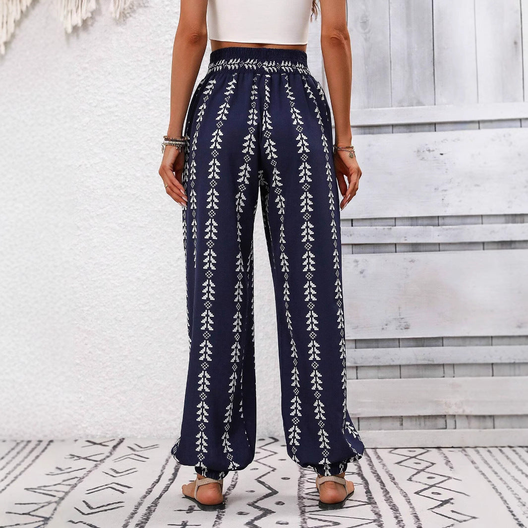 Bequeme Freizeithose für Damen mit farbenfrohem Ethno-Muster, elastischem Smokbund & fließendem Stoff.