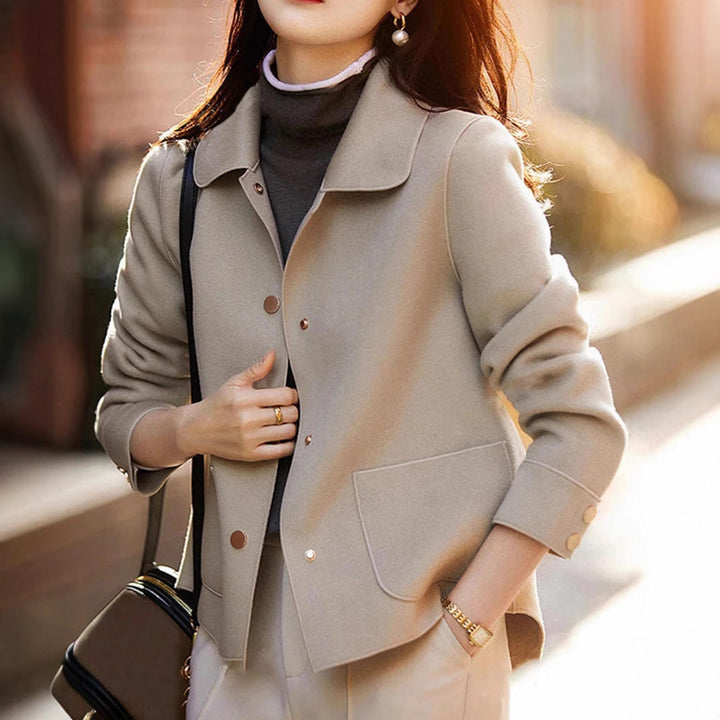 Modische Damenjacke, vielseitig kombinierbar, ideal für Freizeit, Business Casual und Outdoor-Looks.