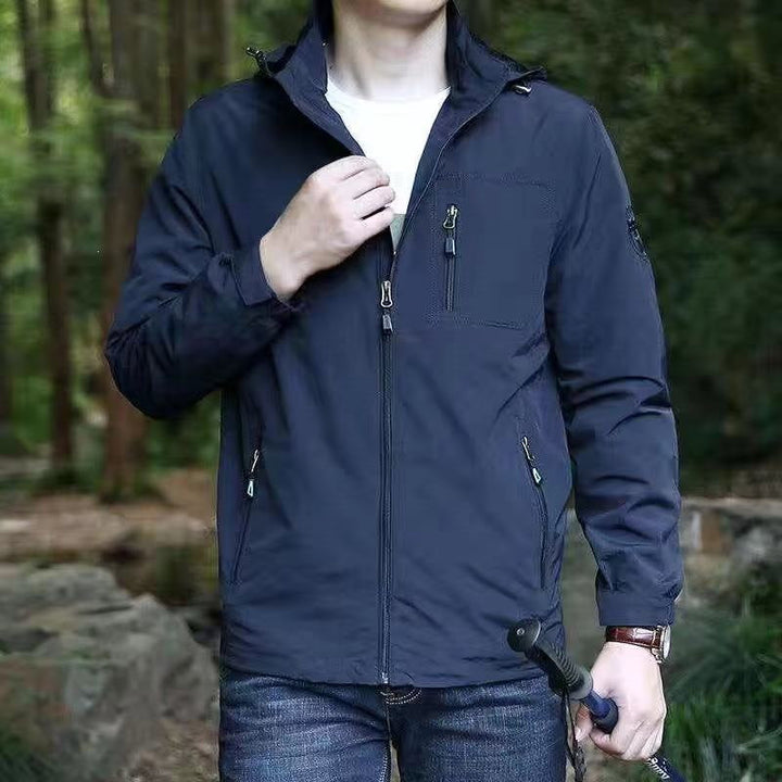 Mann mit Rucksack trägt leichte Herren Outdoorjacke, bereit für Wandern, Radfahren & weitere Sportarten.