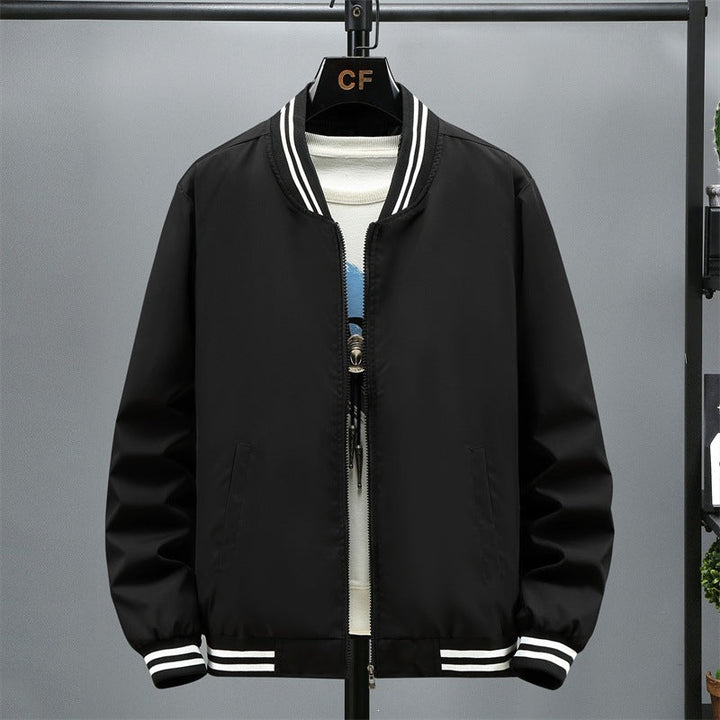 Mann trägt modische Herren Bomberjacke mit Kontraststreifen. Perfekte Freizeitjacke für sportliche Streetwear-Looks im Frühling.