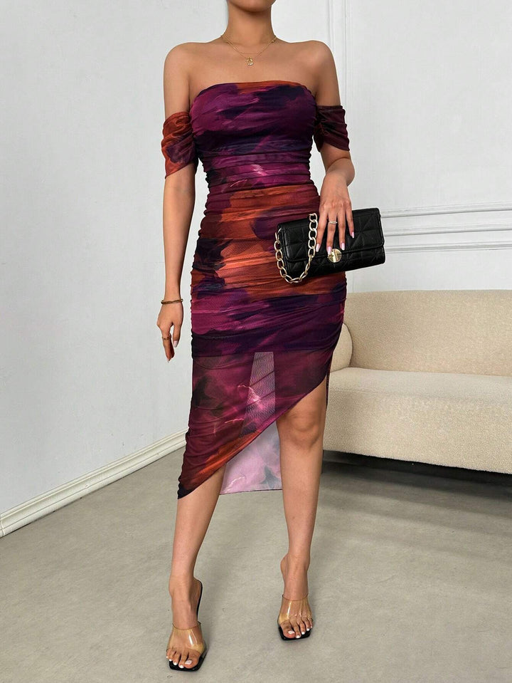 Schulterfreies figurbetontes Damen Maxikleid mit eleganter Raffung und verführerischem Beinschlitz.