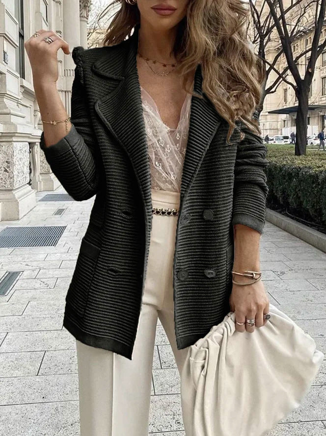 Leichter Damen Strickblazer, ideal als Übergangsjacke für Frühling & Herbst. Eleganter & bequemer Business-Chic für Frauen.