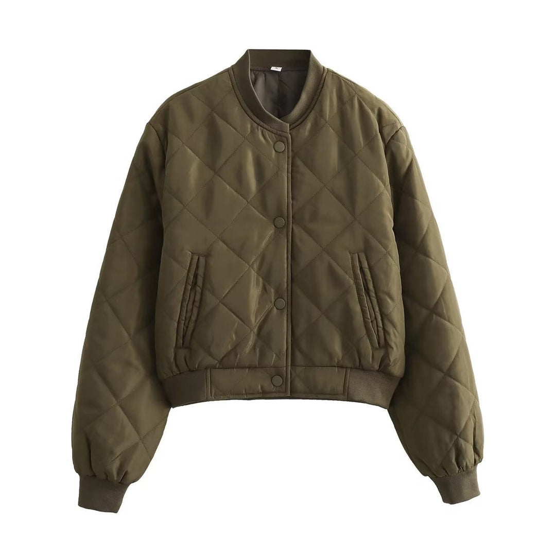 Kragen & Details der gemusterten Steppjacke. Warme, stilvolle Damen Kurzjacke für Herbst- & Wintermode.