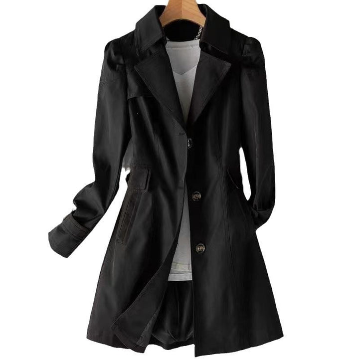 Damen Trenchcoat in klassischem Design, hoher Kragen und perfekte Passform. Zeitlose Damenbekleidung.
