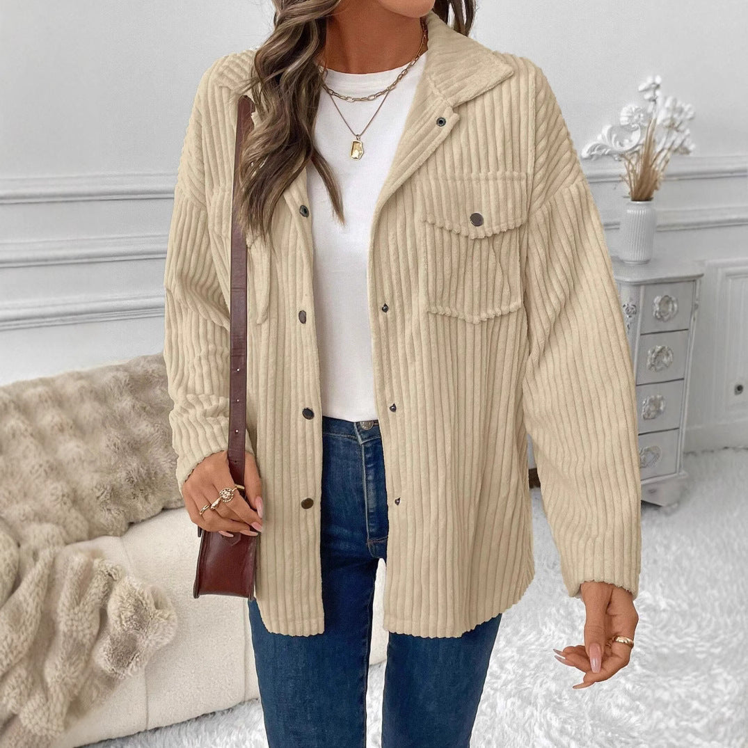 Elegante Damen Rippstrickjacke in zeitlosem Stil, langärmlig, mit Knopfleiste, ideal für den Layering-Look.